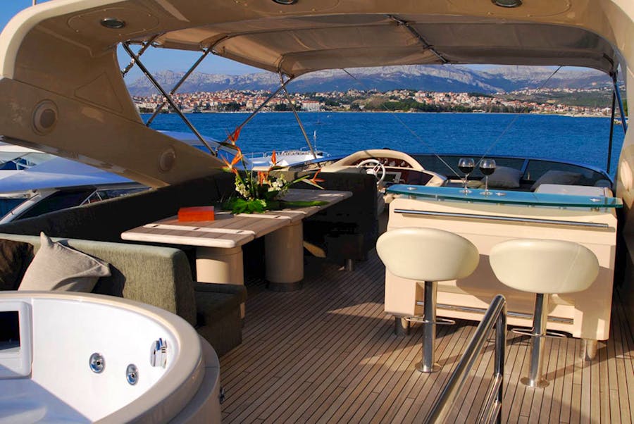 04-luxury-sunseeker-yacht-my-choco-flybridge-with-jacuzzi.jpg